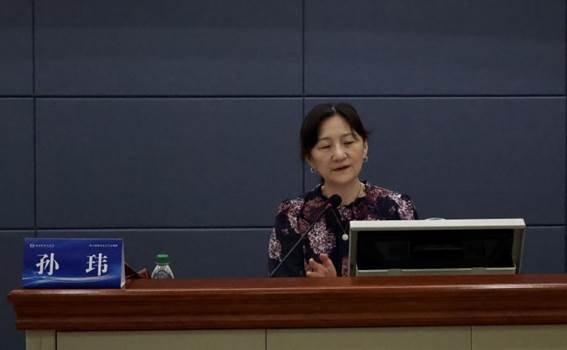 孙玮作讲座 &nbsp;曾欣怡 摄